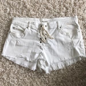 White denim BILLABONG shorts 🌊